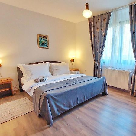 Lazy Bear Hotel Jezerce Bagian luar foto