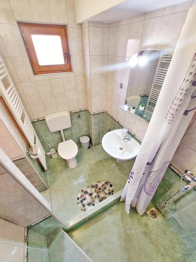 Lazy Bear Hotel Jezerce Bagian luar foto