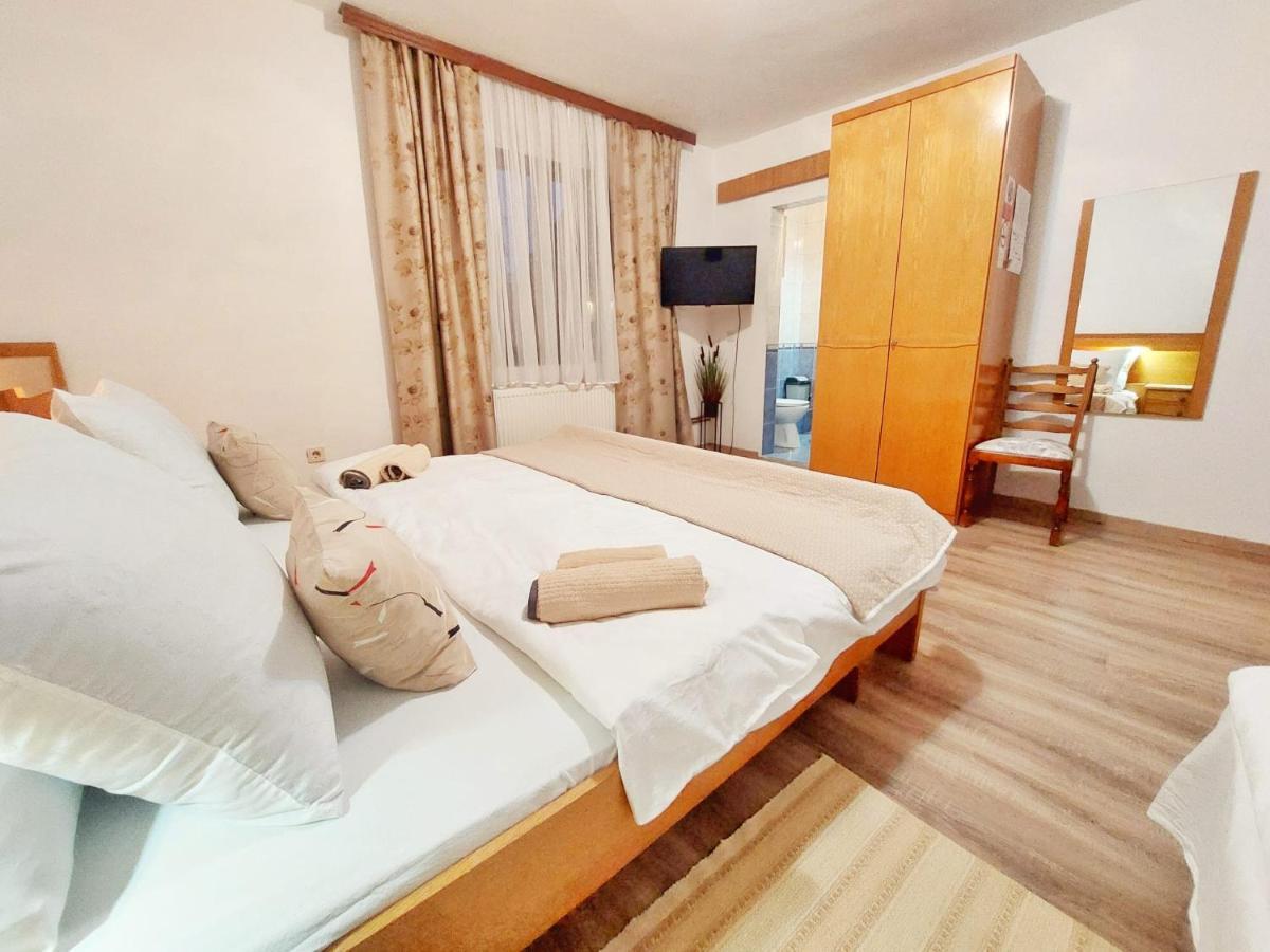 Lazy Bear Hotel Jezerce Bagian luar foto