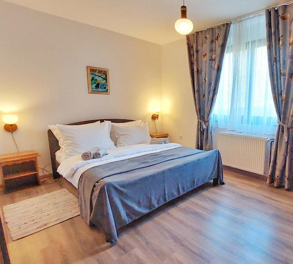 Lazy Bear Hotel Jezerce Bagian luar foto