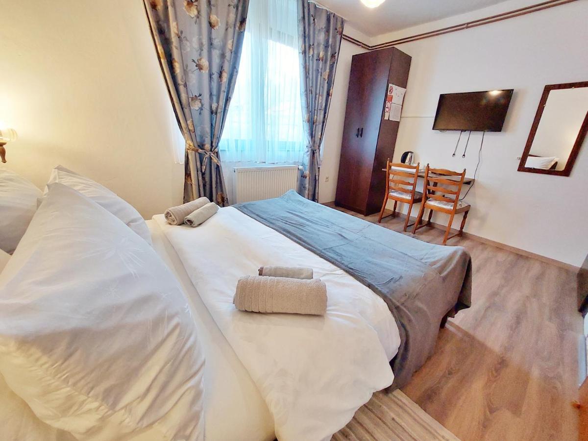 Lazy Bear Hotel Jezerce Bagian luar foto