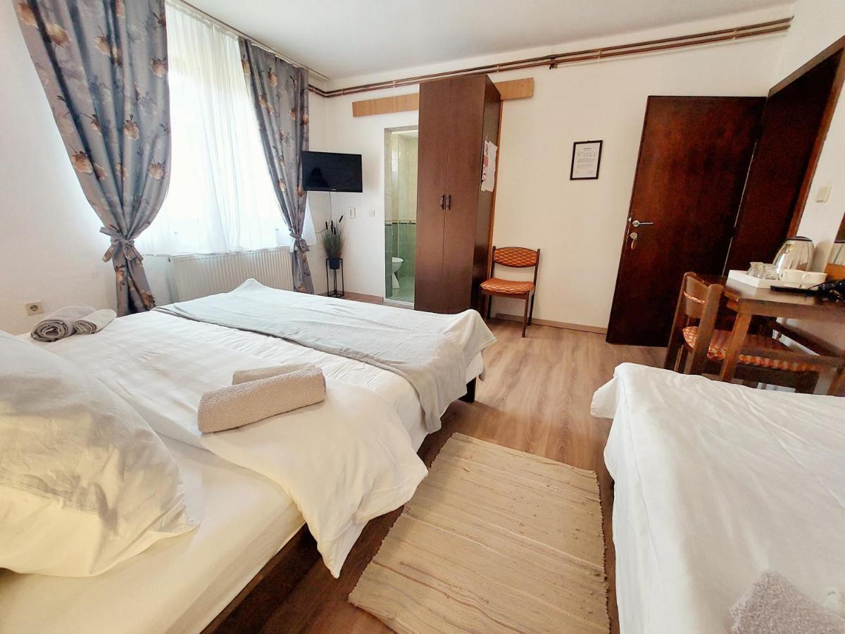 Lazy Bear Hotel Jezerce Bagian luar foto