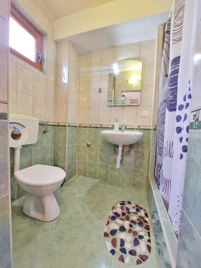 Lazy Bear Hotel Jezerce Bagian luar foto