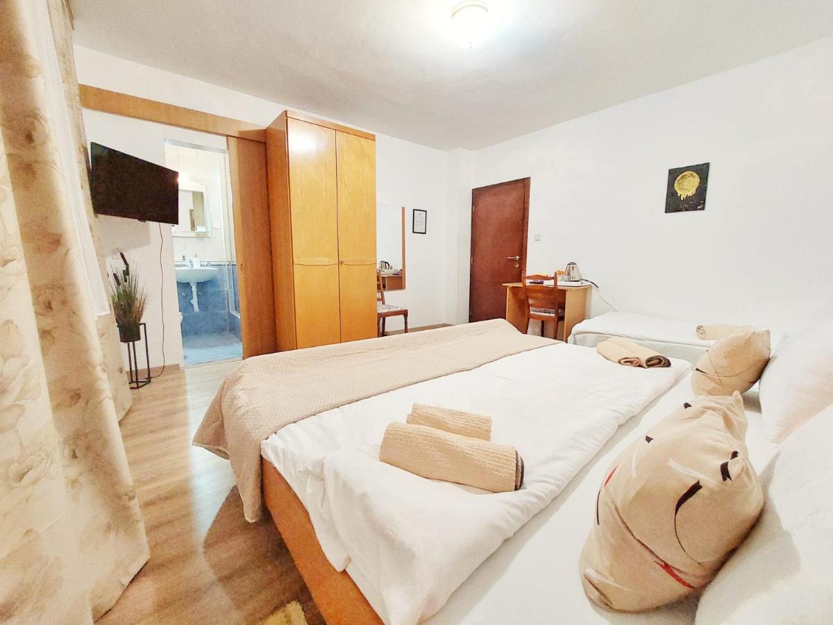 Lazy Bear Hotel Jezerce Bagian luar foto