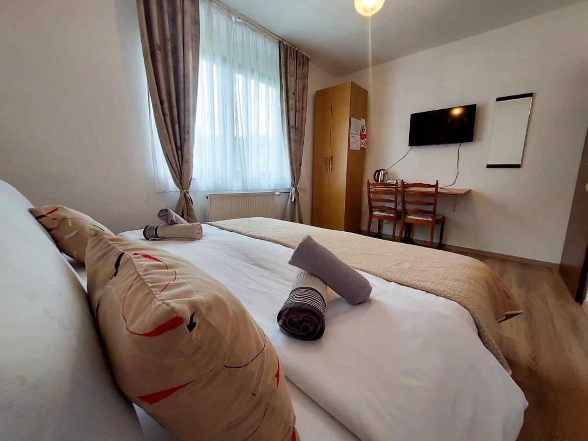 Lazy Bear Hotel Jezerce Bagian luar foto