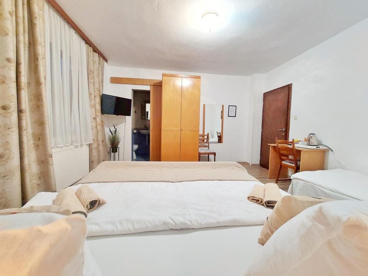 Lazy Bear Hotel Jezerce Bagian luar foto